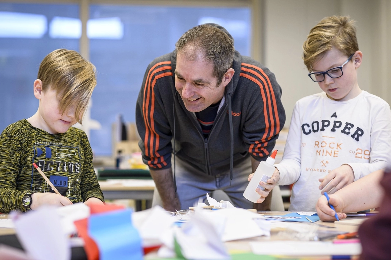Leerkracht Pascal met leeringen Rens en Niek